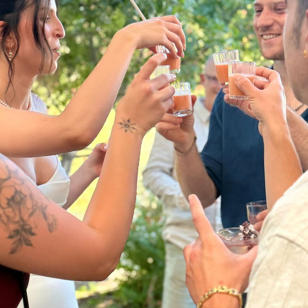 אורחים מרימים כוסית באירוע קיץ
