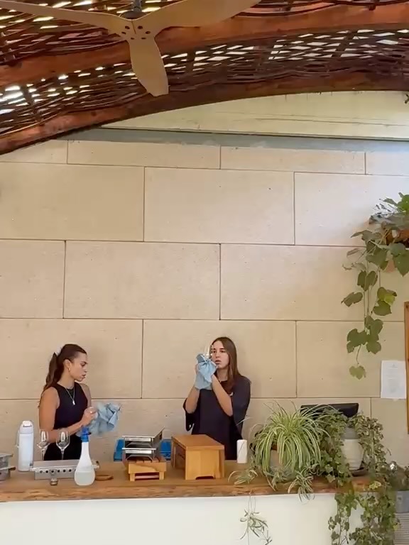 צוות המסעדה מכין כוסות לקראת אירוח