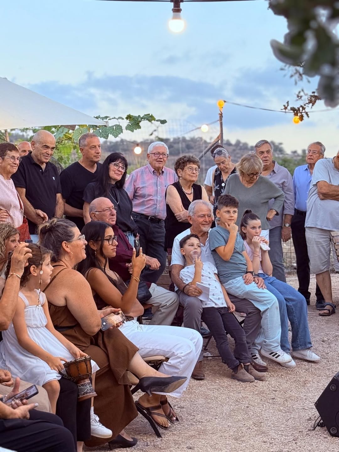 משפחה ואורחים בחגיגת יום הולדת בחצר המסעדה